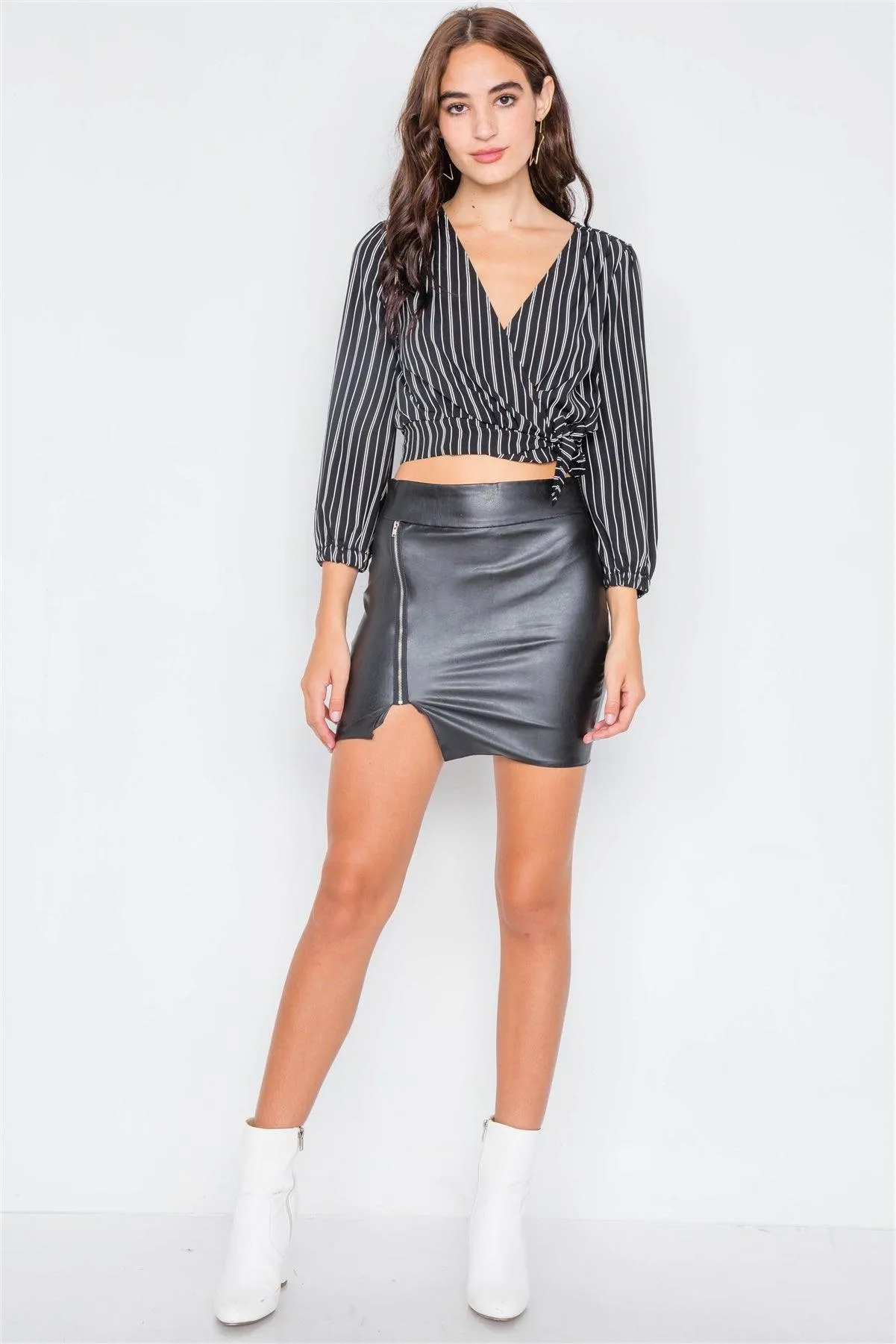 Black & White Stripe Side Bow V-Neck Crop Top /2-2-2